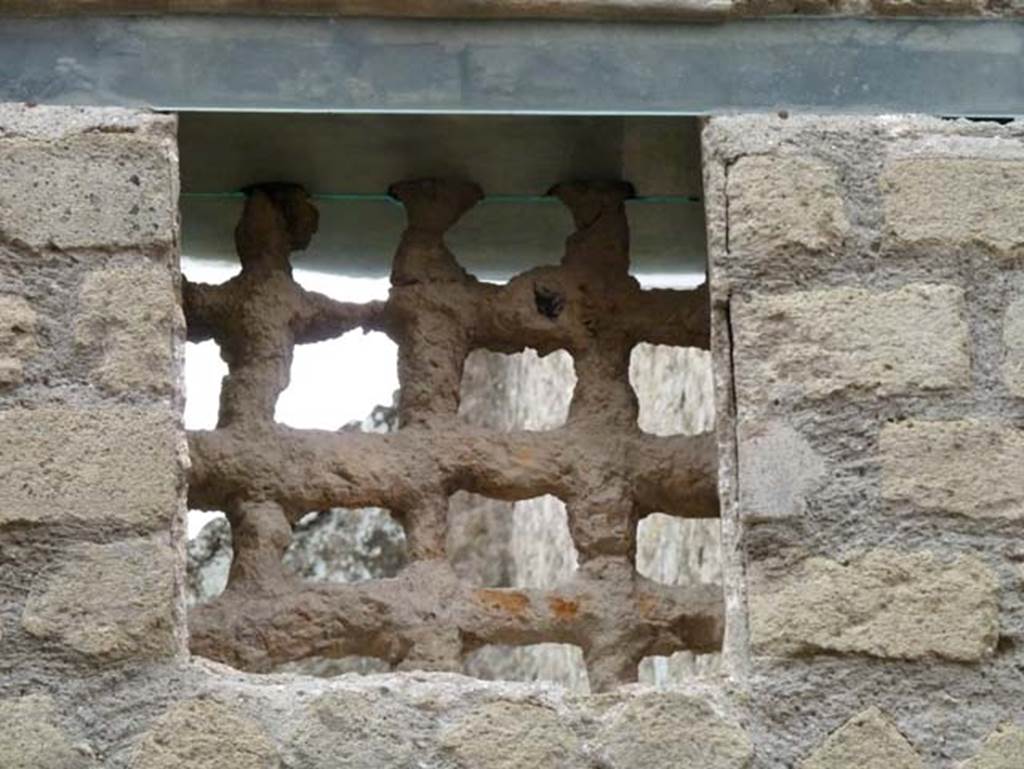 Ins. IV.4, Herculaneum, September 2015. Second window from northern end.